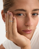 El anillo Charleston es una oda al esplendor y lujo de los años 20. Con un elegante diseño de eslabones unidos, este anillo está adornado con circonitas blancas en talla brillante que aportan un toque de brillo sutil. Fabricado en plata de ley 925 y bañado en rodio blanco, es perfecto para llevar en el dedo meñique. Su estilo delicado pero llamativo lo convierte en la opción ideal para quienes buscan una joya que combine modernidad y un toque vintage