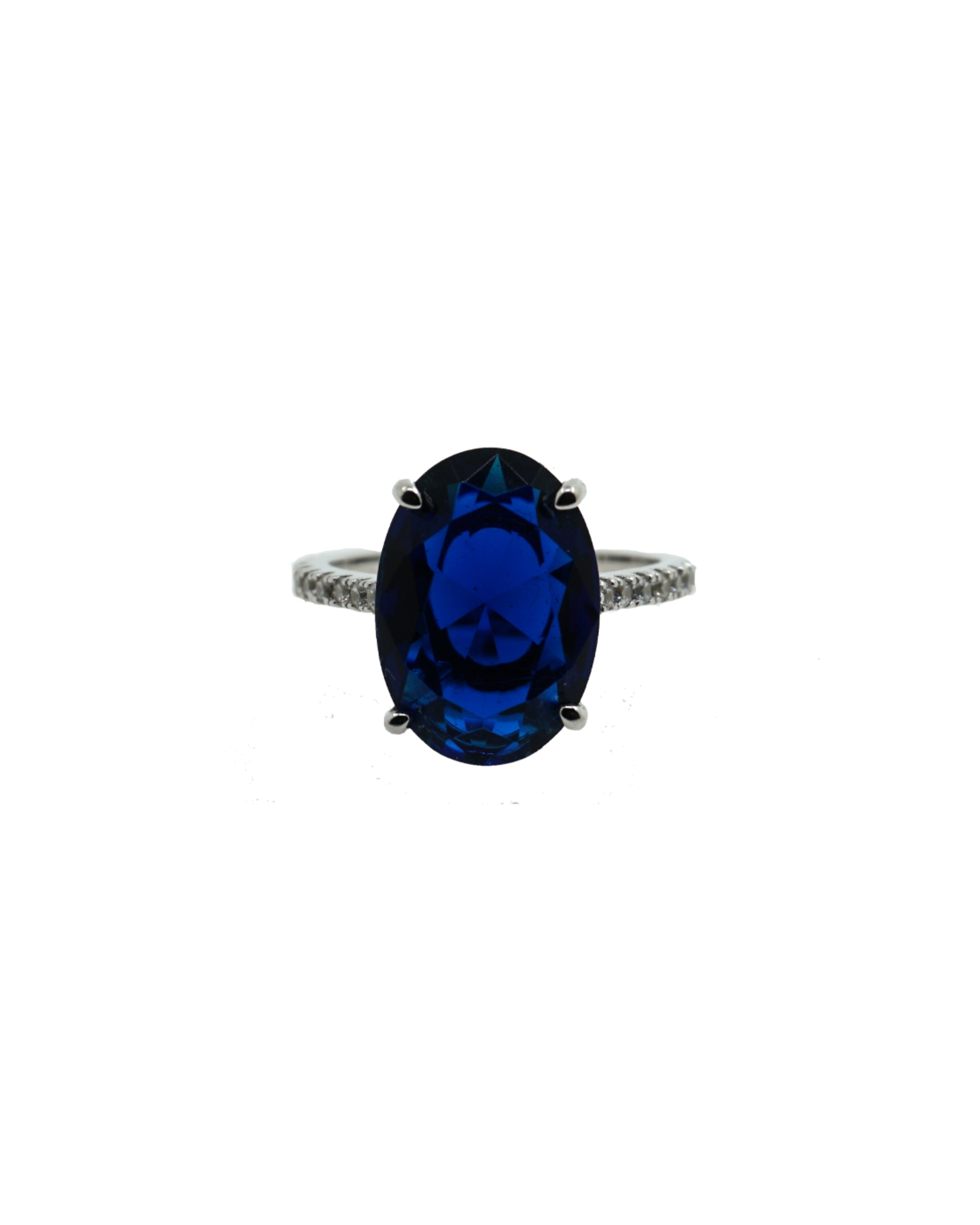 Anillo Deep Sea, elaborado en plata de ley 925 con baño de rodio. Destaca por su gema central en talla oval de un intenso color azul zafiro, rodeada de pequeñas circonitas blancas engastadas en su brazo. Una joya única y elegante, perfecta para quienes buscan sofisticación y estilo.