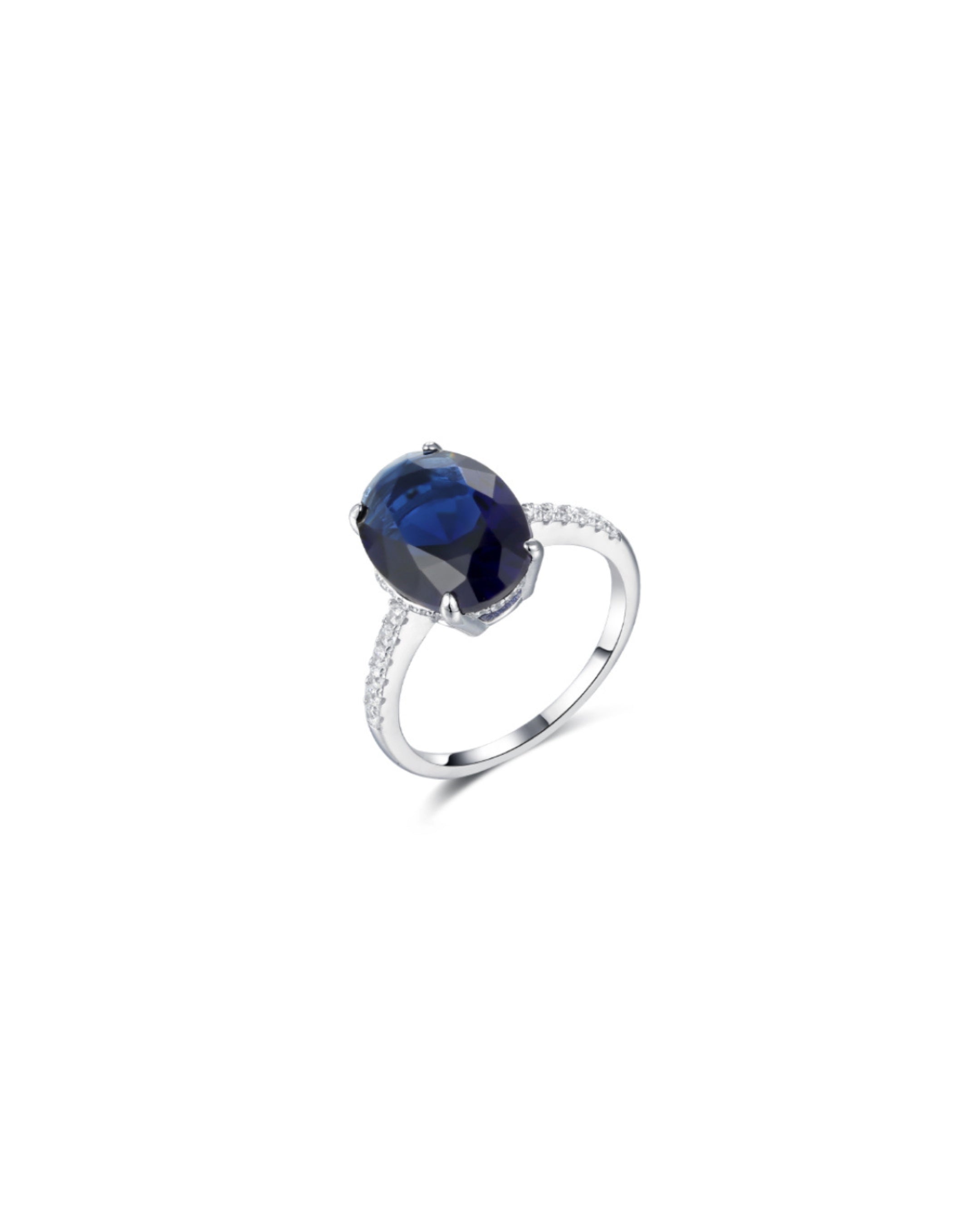 Anillo Deep Sea, elaborado en plata de ley 925 con baño de rodio. Destaca por su gema central en talla oval de un intenso color azul zafiro, rodeada de pequeñas circonitas blancas engastadas en su brazo. Una joya única y elegante, perfecta para quienes buscan sofisticación y estilo.