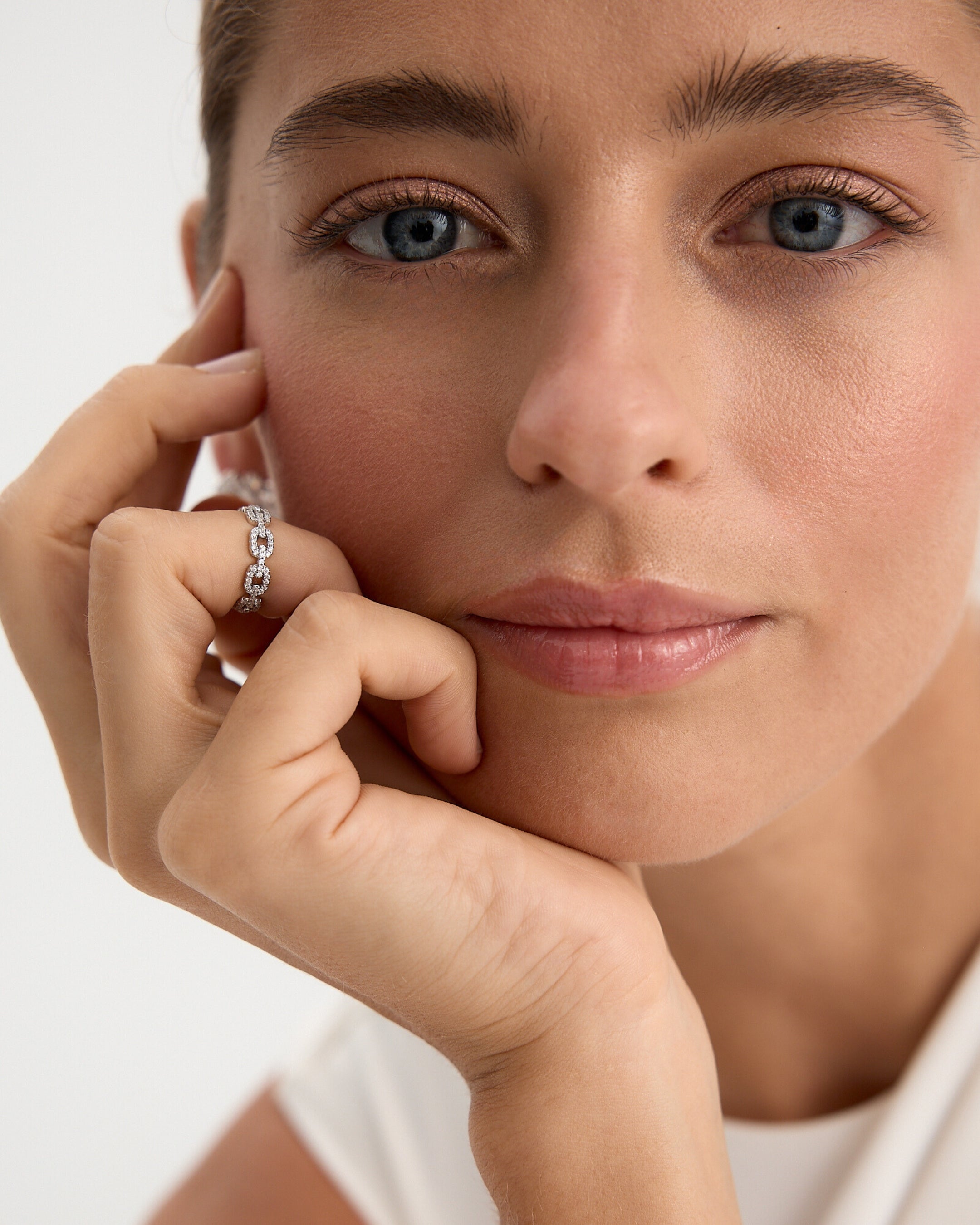 El anillo Charleston es una oda al esplendor y lujo de los años 20. Con un elegante diseño de eslabones unidos, este anillo está adornado con circonitas blancas en talla brillante que aportan un toque de brillo sutil. Fabricado en plata de ley 925 y bañado en rodio blanco, es perfecto para llevar en el dedo meñique. Su estilo delicado pero llamativo lo convierte en la opción ideal para quienes buscan una joya que combine modernidad y un toque vintage