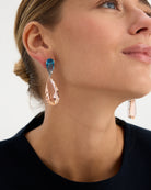 pendientes Juliette, inspirados en el estilo de la Reina Letizia. Fabricados en plata de ley 925 con baño de rodio, destacan por sus majestuosas piedras en forma de gota, en tonos sapphire y champagne, engastadas en garra. Su gran tamaño y luminosidad los convierten en una pieza espectacular que captura todas las miradas, ideal para quienes buscan elegancia y distinción en su joyería.