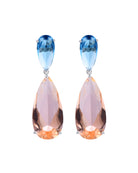 pendientes Juliette,  Reina Letizia. Fabricados en plata de ley 925 con baño de rodio, destacan por sus majestuosas piedras en forma de gota, en tonos sapphire y champagne, engastadas en garra. Su gran tamaño y luminosidad los convierten en una pieza espectacular que captura todas las miradas, ideal para quienes buscan elegancia y distinción en su joyería.