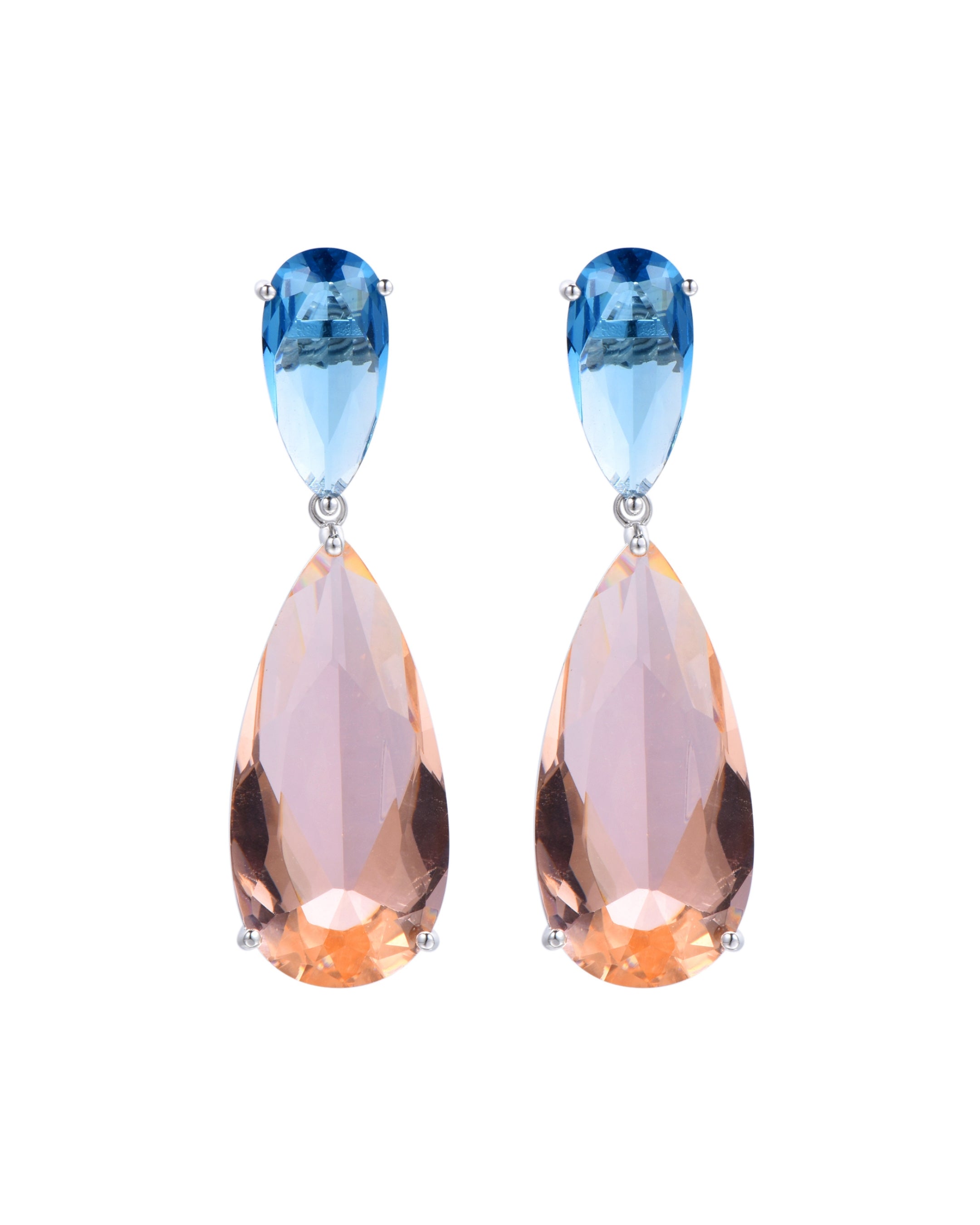 pendientes Juliette,  Reina Letizia. Fabricados en plata de ley 925 con baño de rodio, destacan por sus majestuosas piedras en forma de gota, en tonos sapphire y champagne, engastadas en garra. Su gran tamaño y luminosidad los convierten en una pieza espectacular que captura todas las miradas, ideal para quienes buscan elegancia y distinción en su joyería.