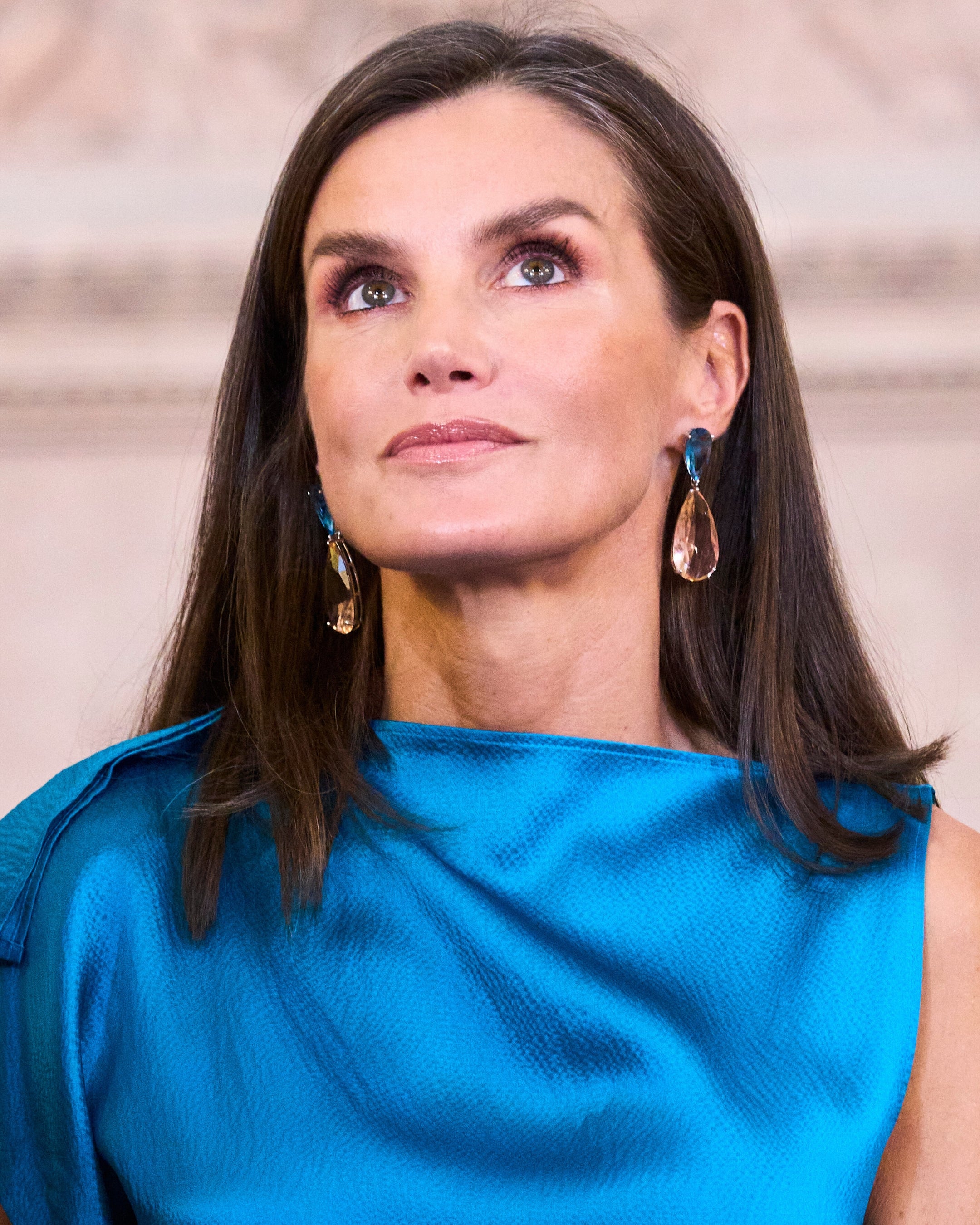 pendientes Juliette, inspirados en el estilo de la Reina Letizia. Fabricados en plata de ley 925 con baño de rodio, destacan por sus majestuosas piedras en forma de gota, en tonos sapphire y champagne, engastadas en garra. Su gran tamaño y luminosidad los convierten en una pieza espectacular que captura todas las miradas, ideal para quienes buscan elegancia y distinción en su joyería.