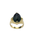 En la imagen se presenta el Anillo Aureo, elegante y sofisticado, forjado en plata de ley 925 con opciones de acabado en oro amarillo o blanco. La pieza central es un cabochón de granate natural de 14x10 mm, cuyo intenso color rojo cereza captura la esencia del lujo y la pasión. Ideal para destacar en cualquier ocasión especial.