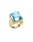 En la imagen se muestra el Anillo Solara, una pieza refinada en plata de ley 925 con acabados en oro amarillo o blanco. La joya centra un topacio natural en cabochón oval, resplandeciente en tonos azul celeste, perfecto para destacar en cualquier evento especial y añadir un toque de elegancia clásic